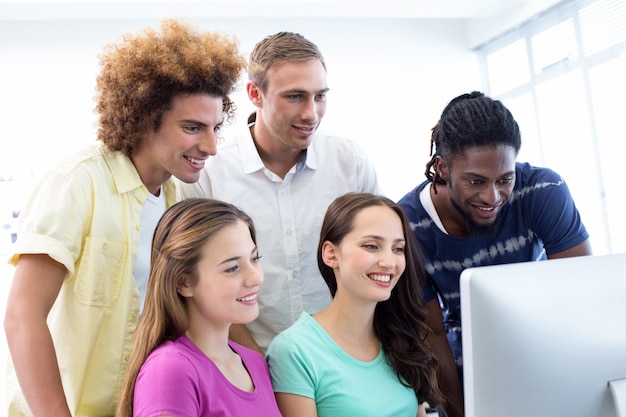 Estudiantes sonrientes en clase de informática