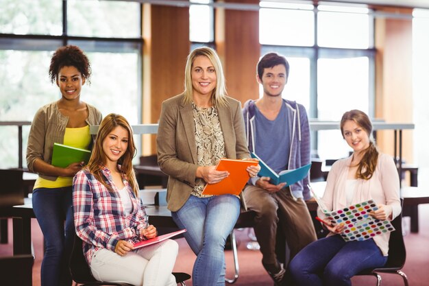 Estudiantes sonrientes trabajando juntos en una tarea