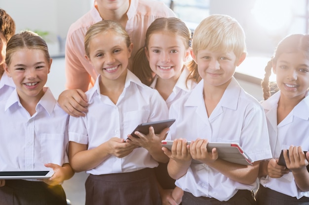 Estudiantes con tableta digital en el aula