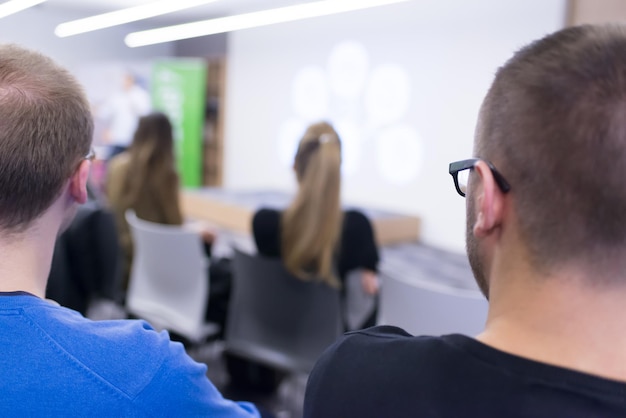 estudiantes de ti en el taller escuchando la presentación y tomando notas en la computadora portátil