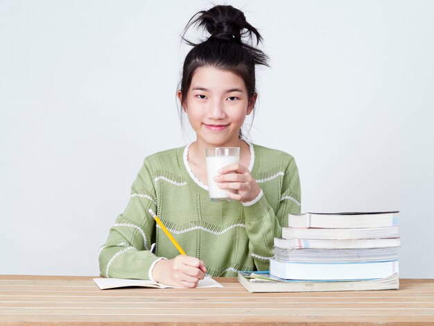 Los estudiantes toman leche mientras hacen la tarea.