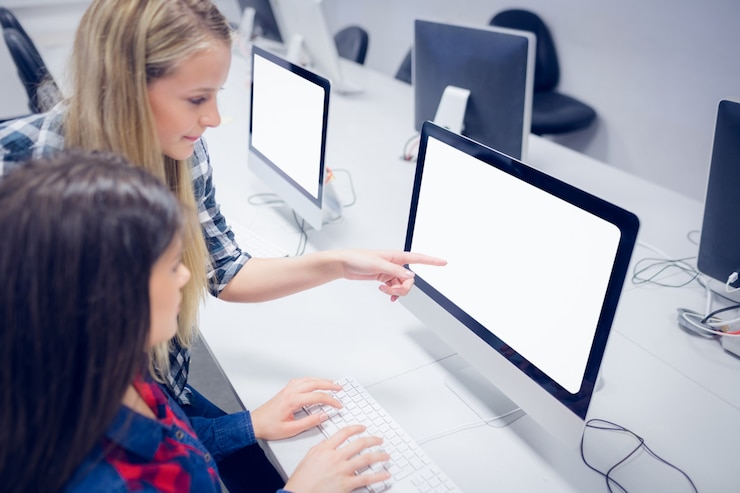 Foto estudiantes trabajando en la computadora en la universidad.