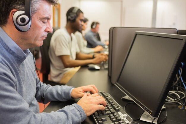 Estudiantes trabajando con computadoras