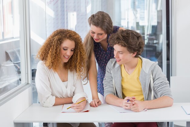 Estudiantes trabajando juntos en clase