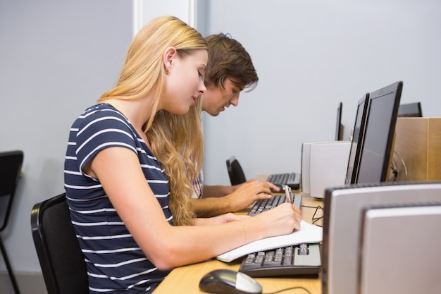 Estudiantes trabajando juntos en la computadora