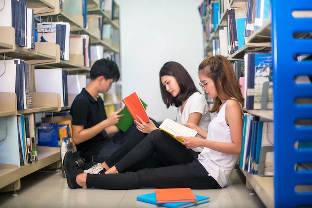 Estudiantes universitarios alegres con libros