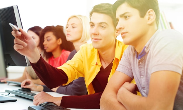 estudiantes universitarios aprendiendo