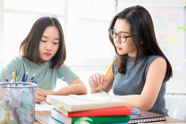 Estudiantes universitarios chinos asiáticos femeninos