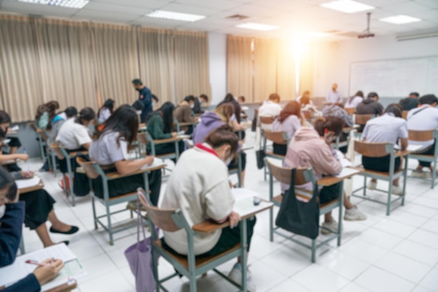 Foto estudiantes universitarios concentrados en hacer exámenes en el aula