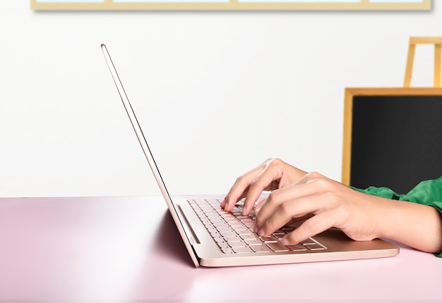 Estudiantes universitarios escribiendo en una computadora portátil en el aula. Concepto de regreso a la escuela