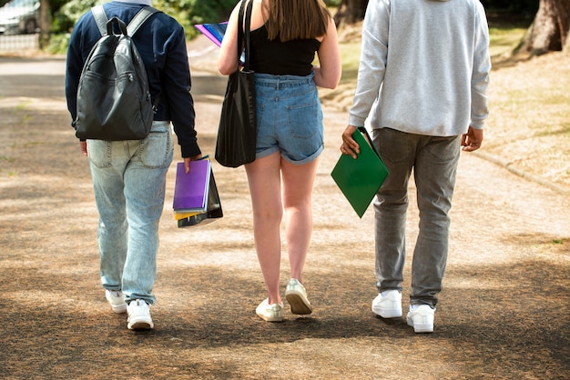 Foto estudiantes universitarios estudiando al aire libre