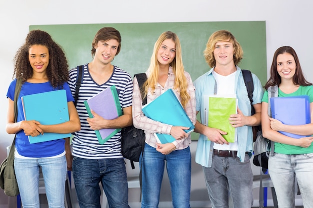 Estudiantes universitarios felices con carpetas