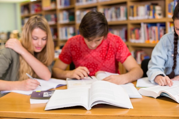 Estudiantes universitarios haciendo los deberes en la biblioteca