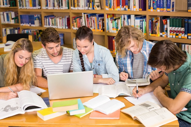 Estudiantes universitarios haciendo los deberes en la biblioteca