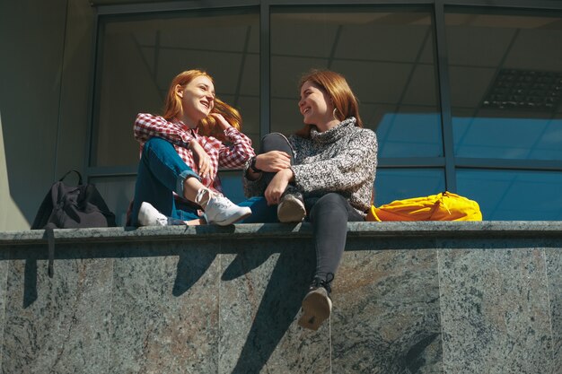 Estudiantes universitarios haciendo planes para el futuro