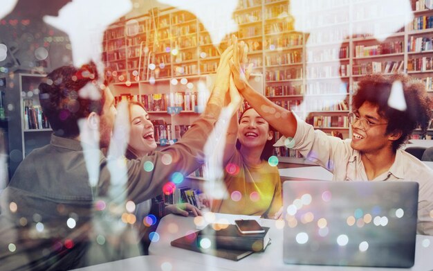 Foto estudiantes universitarios poniendo sus manos juntas concepto de trabajo en equipo y asociación