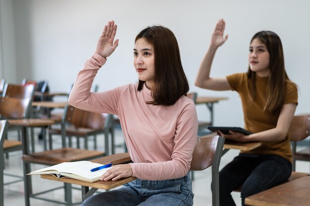 Estudiantes universitarios que estudian en el aula.