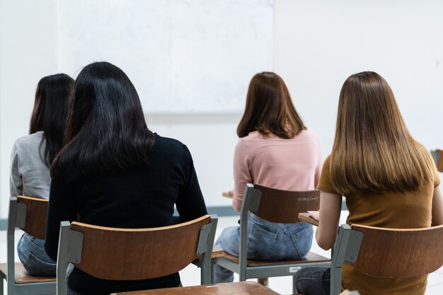 Estudiantes universitarios que estudian en el aula.