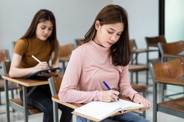 Estudiantes universitarios que estudian en el aula.