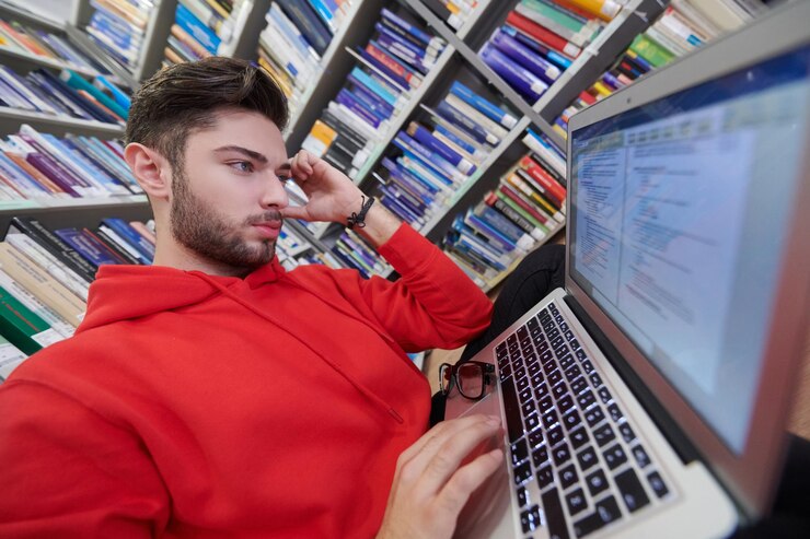 Foto los estudiantes usan un portátil y una biblioteca escolar