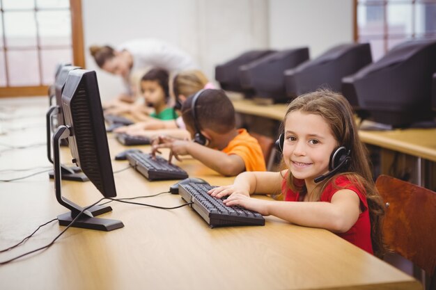 Estudiantes usando computadoras en el aula