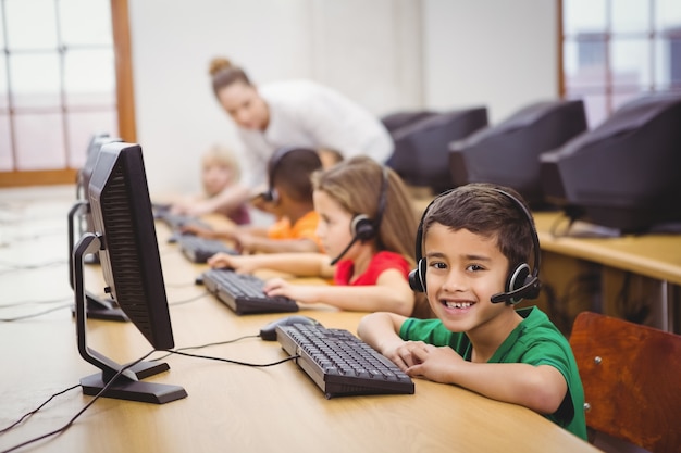 Estudiantes usando computadoras en el aula