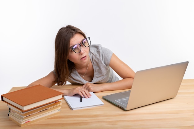 Estudiar educación y concepto de personas mujer joven estudiante que trabaja en la computadora portátil con aspecto muy cansado