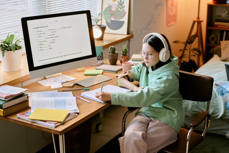 Foto estudiar en el escritorio con auriculares en el entorno doméstico