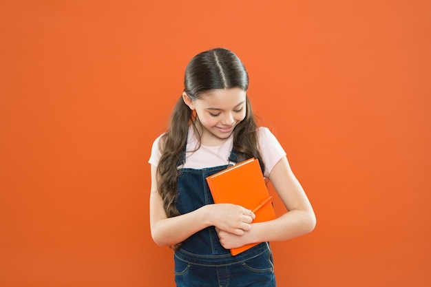 Estudiar en la escuela Primer día en la escuela Listo para la primera lección Septiembre está aquí Regreso a la escuela Libro para niños Literatura interesante Desarrollo y educación Cuidado infantil e infancia feliz