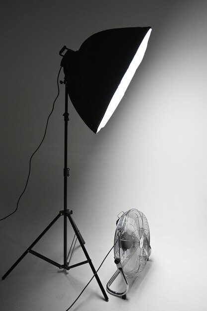 Estudio con ciclorama y equipo Interior de estudio de fotografía moderno con ventilador equipo profesional Vertical