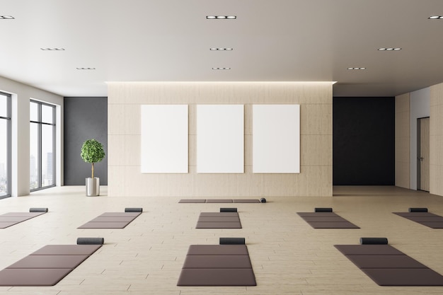 Estudio con colchonetas de yoga y tres carteles en blanco.