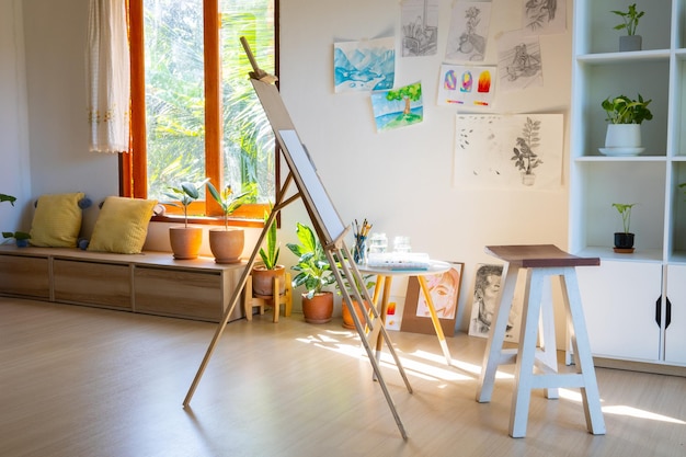 Estúdio de arte em sala de aula em casa