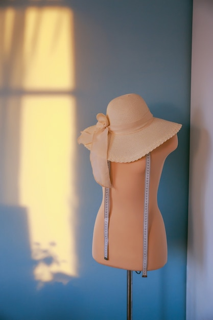 Estúdio de design de manequim rosa medição e costura conceito exclusivo de roupas exclusivas