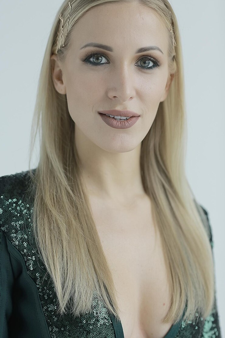 Foto estúdio de modelo de maquiagem profissional / modelo posando no estúdio com maquiagem fresca brilhante, lindos olhos e lábios com maquiagem