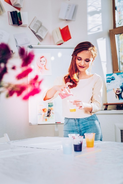 Estúdio de pintura. Artista criativa promissora em seu estúdio de pintura preparando aquarela