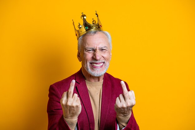 Foto estúdio de retrato de homem bonito sênior baleado.