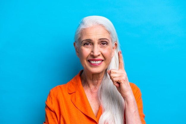 Estúdio de retrato de uma linda mulher sênior