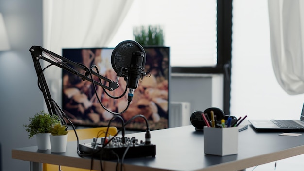 Foto estúdio de transmissão vazio com equipamento de áudio profissional e sem host. mesa de podcast de rádio dentro do espaço de trabalho do escritório com laptop e microfone e ninguém nele. sessão de estúdio