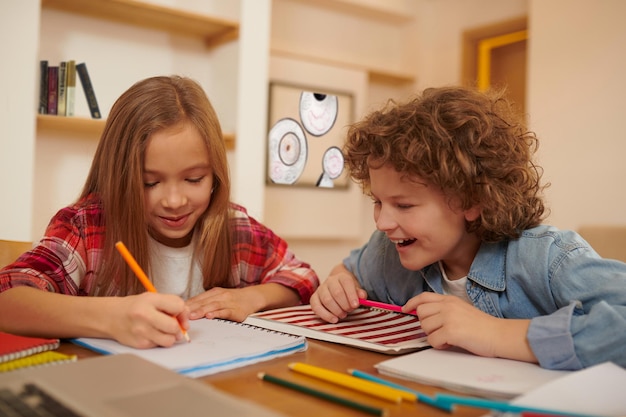 Estudio a distancia. Un grupo de escolares que estudian juntos de forma remota