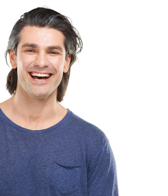 Foto estudio feliz y retrato de hombre maduro con confianza orgullo y risa sobre fondo blanco sonrisa guapo y rostro de persona aislada en ropa casual para estilo humor y actitud positiva