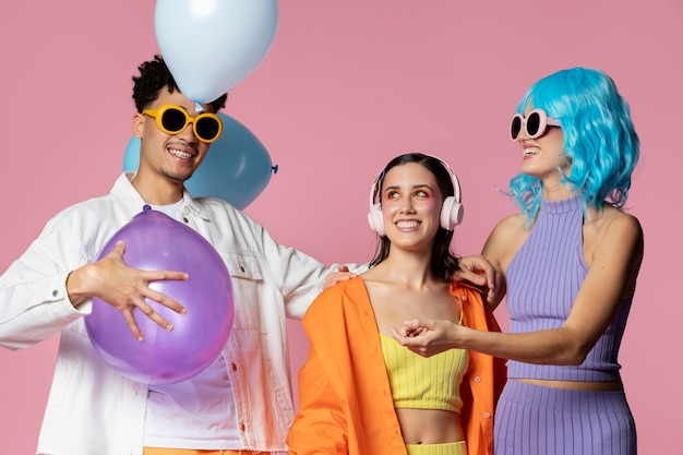 Foto estudio de fiesta pop de amigos sonrientes de tiro medio