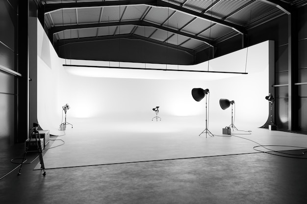 Estudio de fotografía profesional con equipo de iluminación y ciclorama blanco