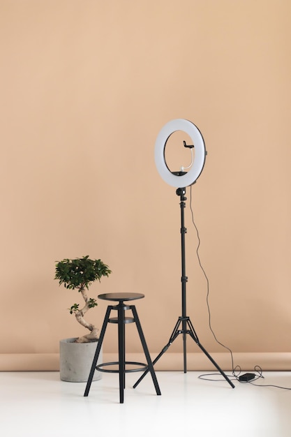 Estudio fotográfico con equipo de iluminación, luz y silla.