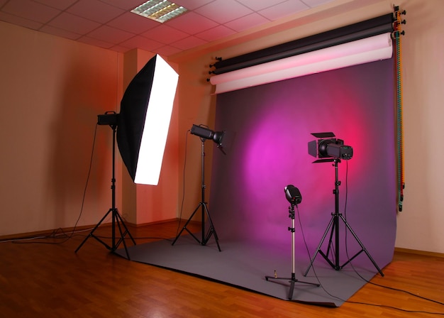 Estudio fotográfico con equipo de iluminación.