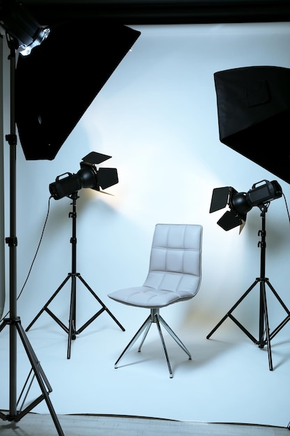 Estudio fotográfico con interior moderno y equipamiento de iluminación.