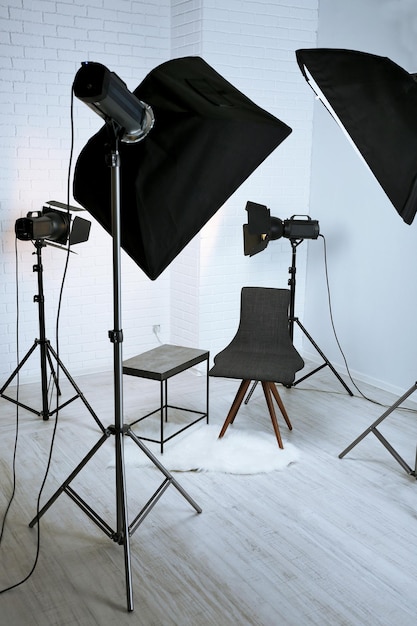 Estudio fotográfico con interior moderno y equipo de iluminación.