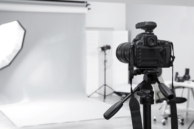 Estúdio fotográfico moderno com equipamento profissional