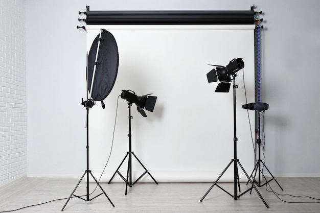 Estudio fotográfico vacío con equipo de iluminación