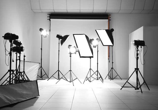 Estudio fotográfico vacío con equipo de iluminación