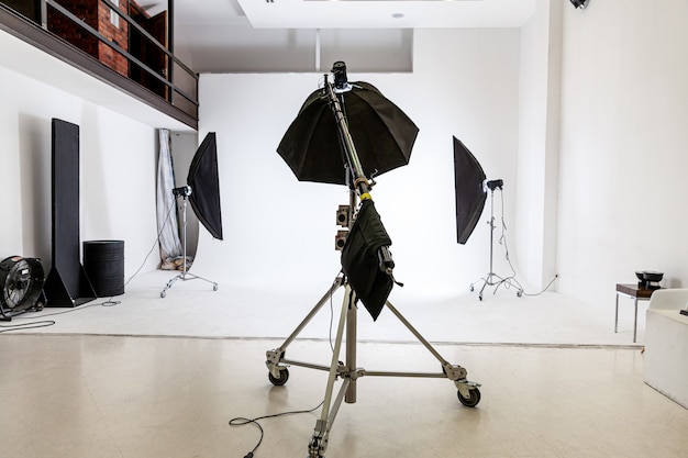 Estudio fotográfico vacío con equipo de iluminación